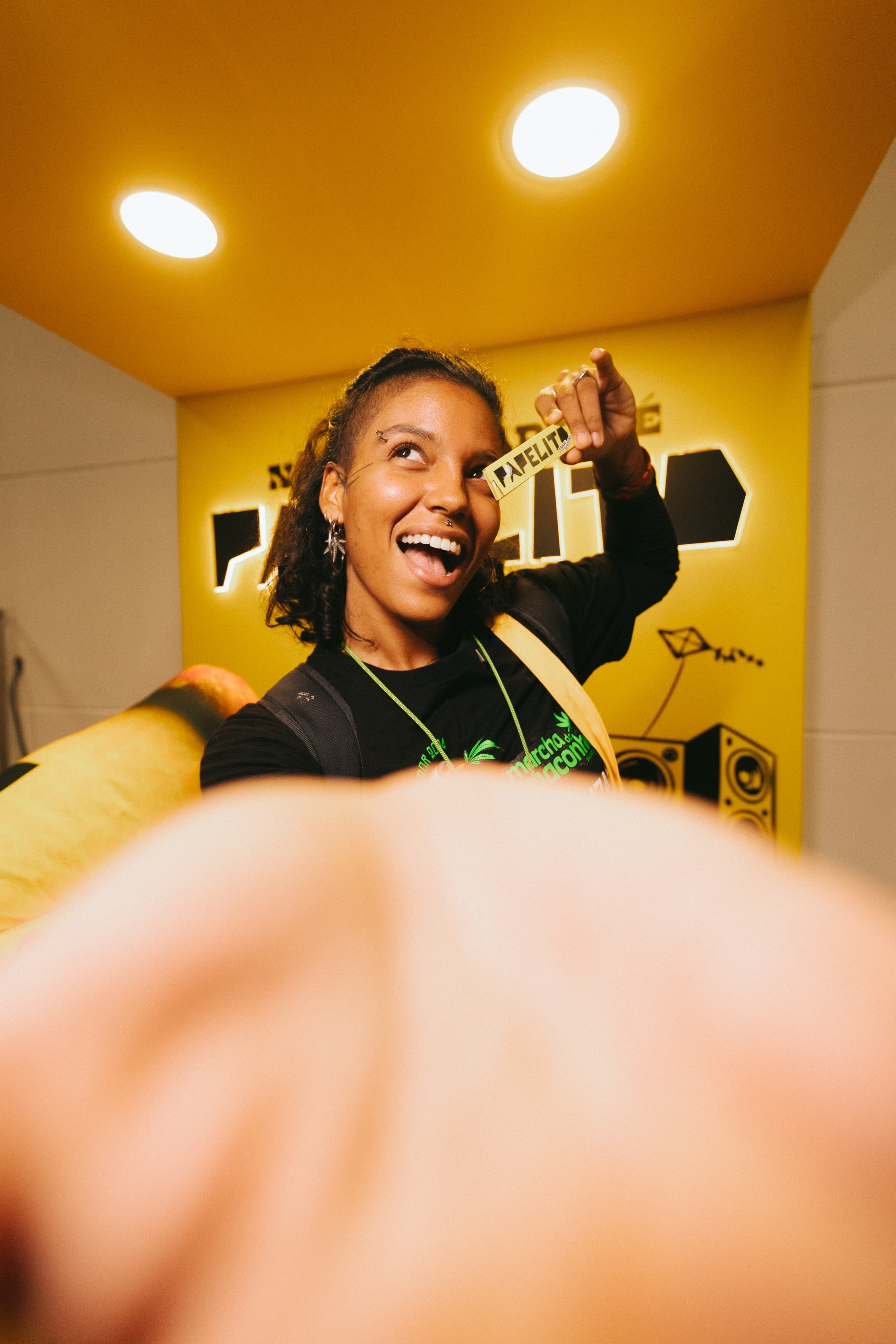 Parceira Papelito sorrindo em um ponto de venda.