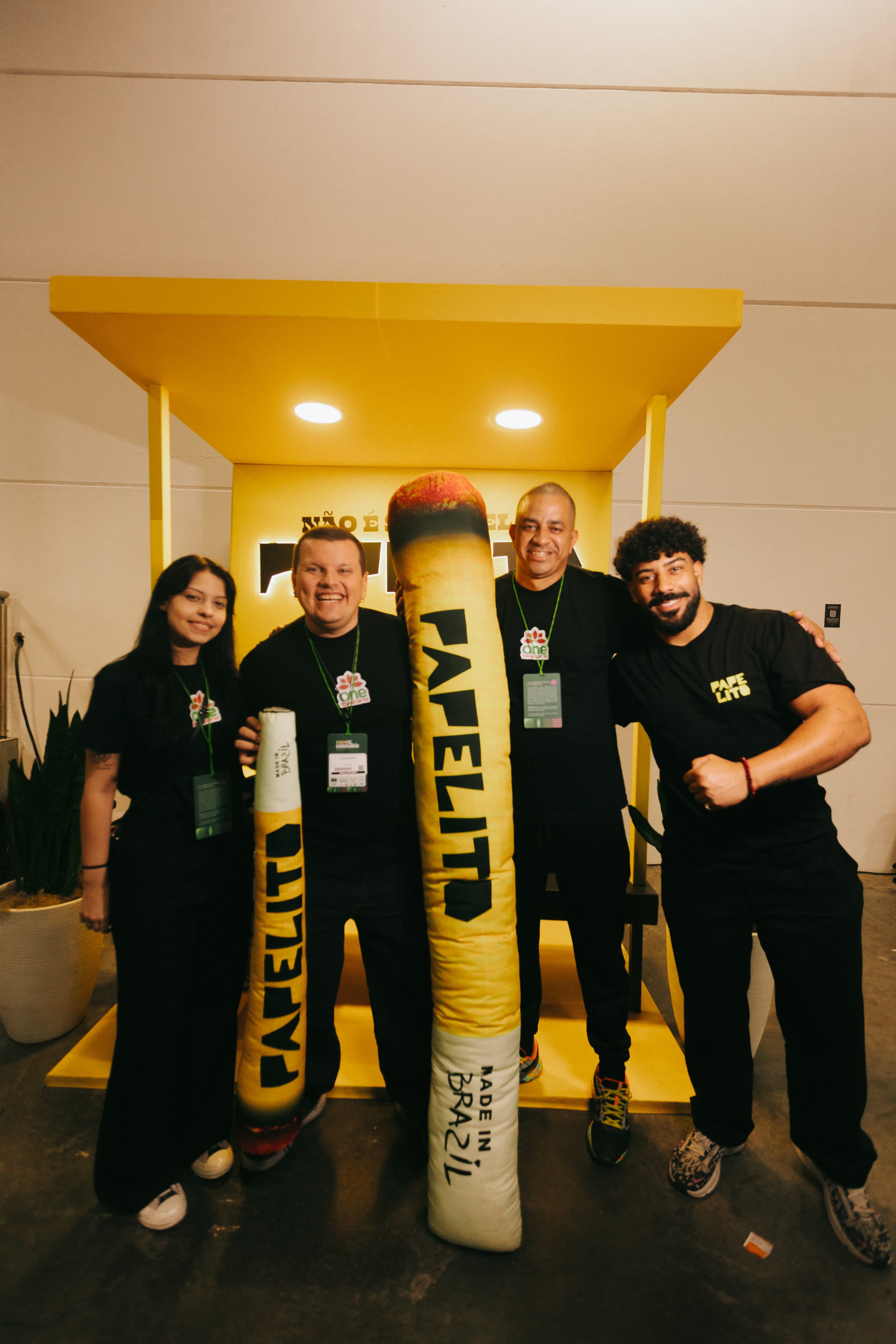 Equipe parceira Papelito em loja.